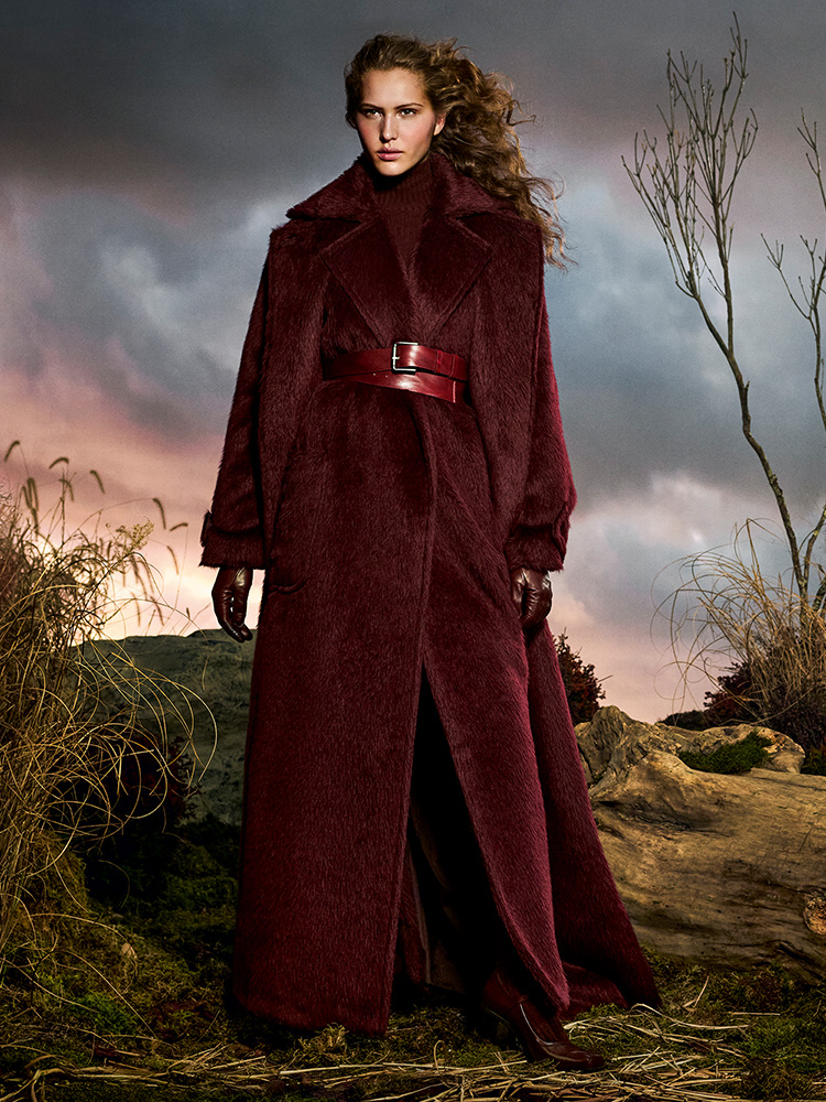Look Max Mara campagna Untamed Heroine con cappotto lungo, cappotto smanicato e Mary Jane in tinta unita color ciliegia.