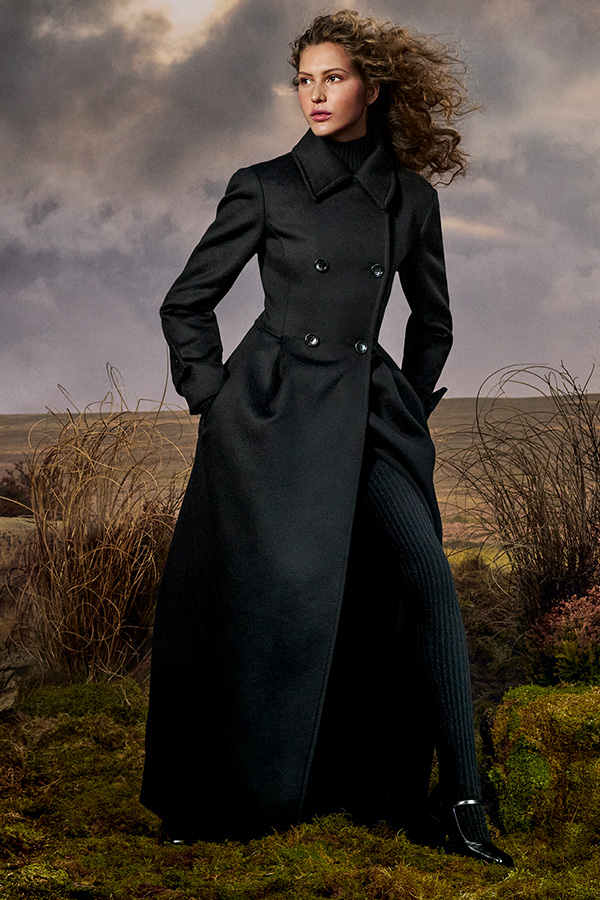 Look Max Mara campagna Untamed Heroine con cappotto lungo, leggings e Mary Jane in tinta unita color nero.