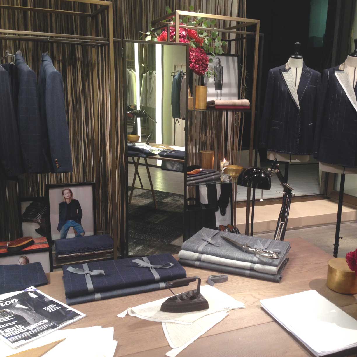Interno di una boutique Max Mara, con una selezione di abiti sartoriali raffinati.
