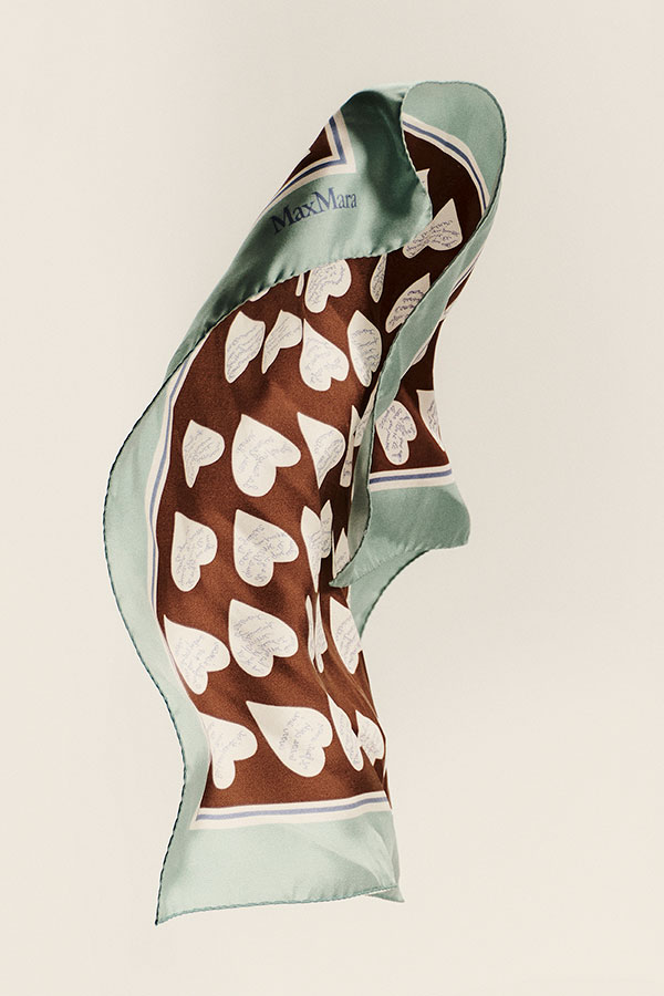 Dettaglio sul Foulard in twill di pura seta stampata di Max Mara color Azzurro, con stampa all over.