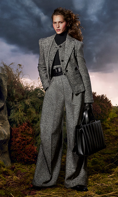 Look Max Mara campagna Untamed Heroine con blazer, gilet, pantalone, cintura e borsa con colori bianco e nero.