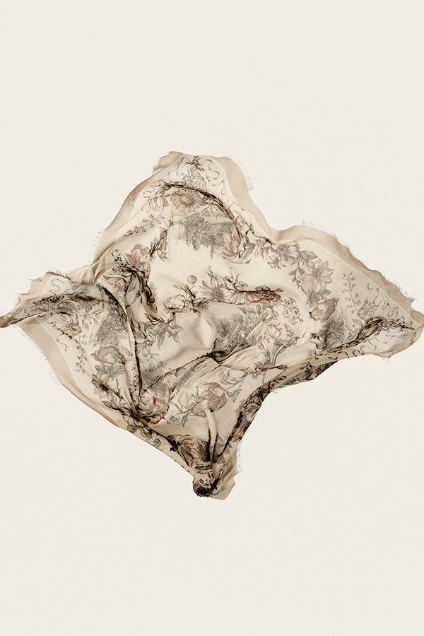 Dettaglio sul Maxi Carré Max Mara Sartoriale in seta stampata color cammello, con motivo in passamaneria a frange sui bordi.