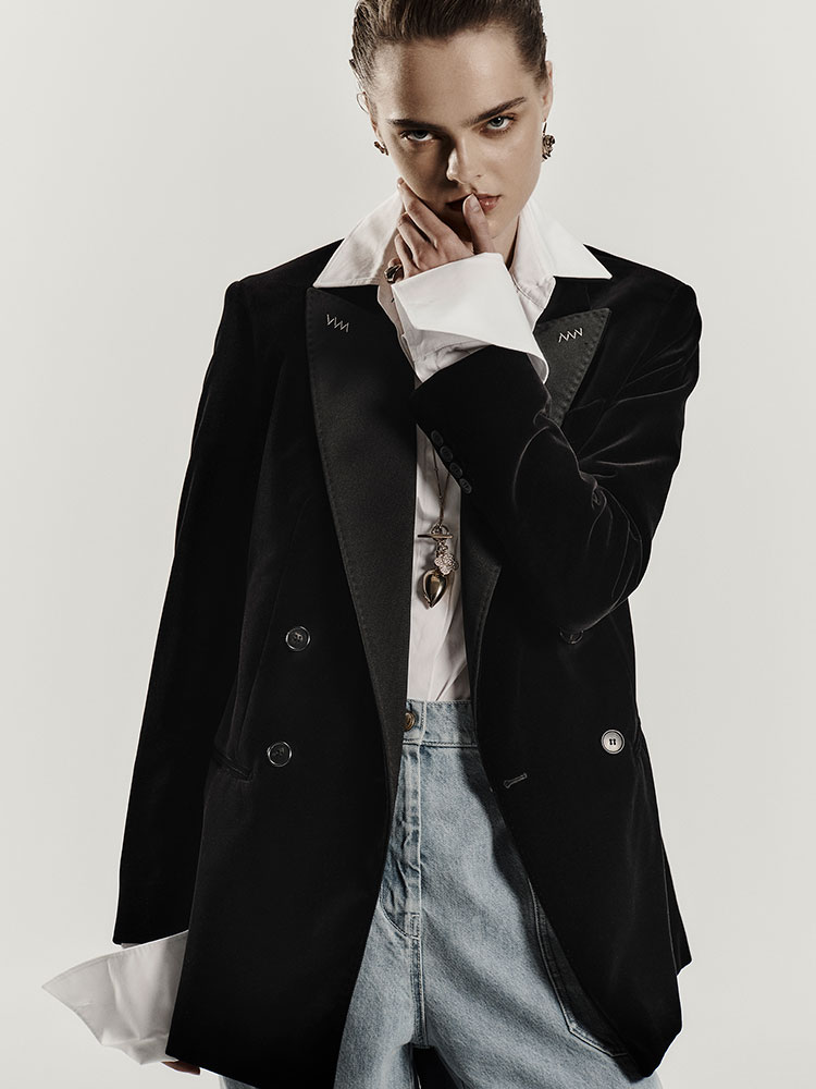 Modella con blazer doppiopetto in velluto di cotone Max Mara Sartoriale color nero, con camicia bianca.